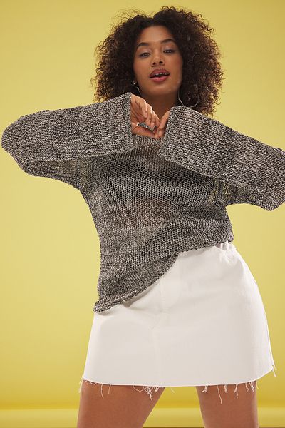 Trendyol Curve Grauer Strickpullover mit Pailletten und U-Boot-Ausschnitt TBBSS25AN00003