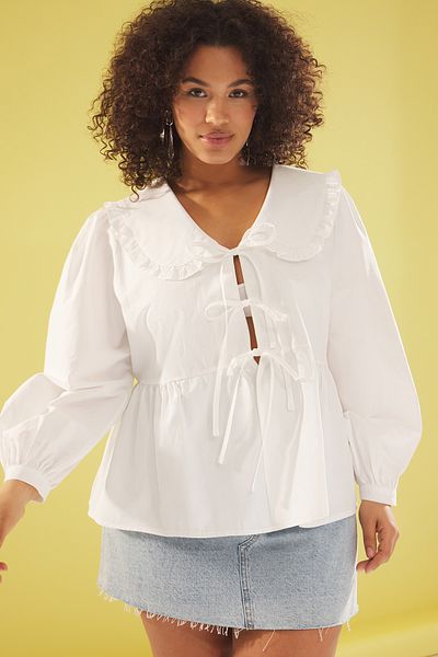 Trendyol Curve Weiße Babybluse in Übergröße mit Schleifendetail und Ballonärmeln TBBSS25AF00043