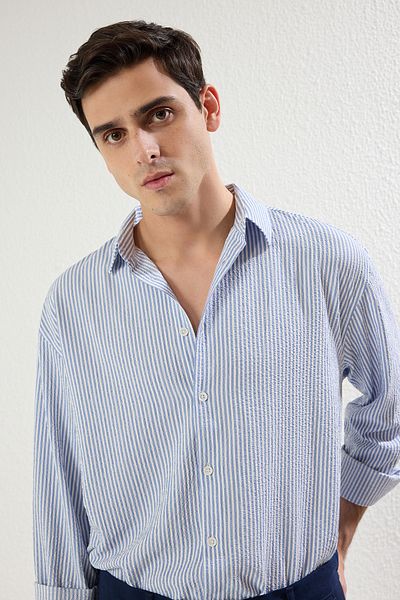 Trendyol Collection Еластична и удобна трикотажна риза на сини райета - голям размер Tmnss25Go00024