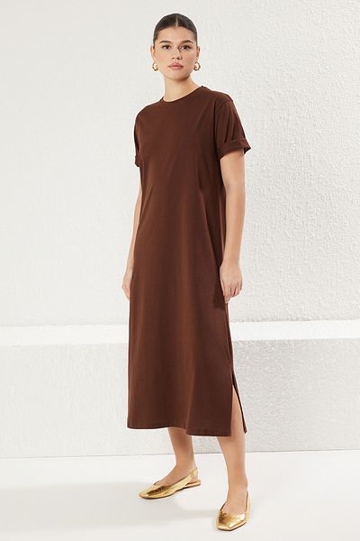 Trendyol Collection Dunkelbraunes Midi-Strick-T-Shirt-Kleid – 100 % Single-Jersey, Rundhalsausschnitt, kurze Ärmel – TWOSS25EL00465