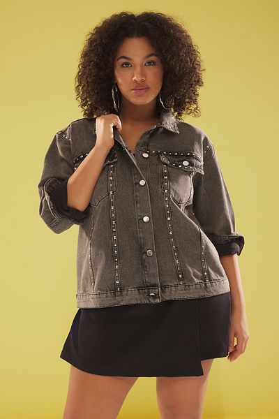 Trendyol Curve Anthrazitfarbene Trock-Jeansjacke in Übergröße TBBSS25AG00002