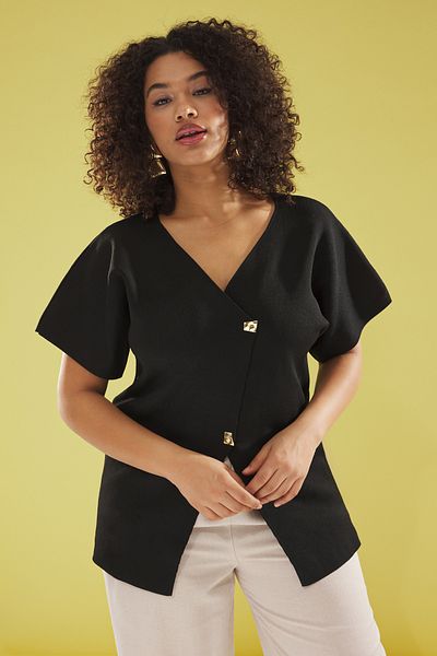 Trendyol Curve Schwarze Knopf-Strickbluse mit asymmetrischem Verschluss TBBSS25AF00071