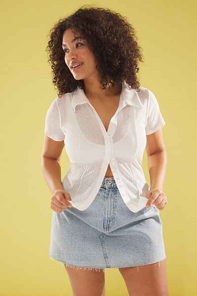 Trendyol Curve Dehnbar gestrickt – weiße Hemdkragenbluse in Übergröße TBBSS25AF00061