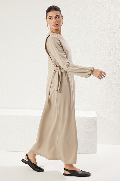 Trendyol Modest Nerzfarbenes, detailliertes Strickkleid mit Schnürung TCTSS25EB00078