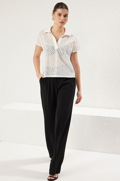 Trendyol Collection Λευκή Πλεκτή Λεπτομερής Χαλαρή/Άνετη Πλεκτή Μπλούζα με κοντό μανίκι TWOSS25BZ00071