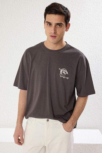 Trendyol Collection Távol-keleti minta - antracit túlméretezett pamut póló TMNSS23TS00170
