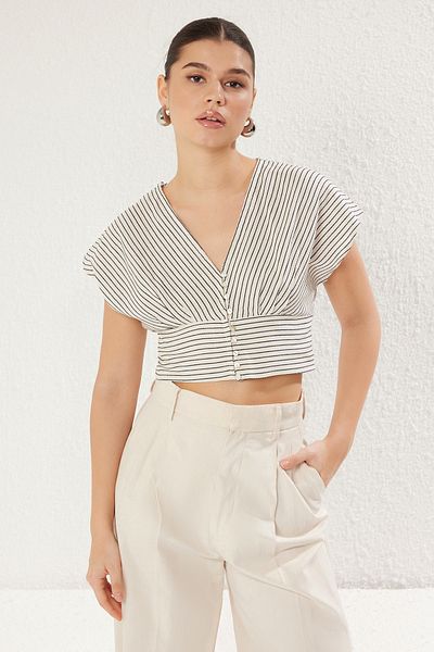 Trendyol Collection Weißes, kurzärmliges, gewebtes Crop-Length-Hemd in Leinenoptik TWOSS25GO00035