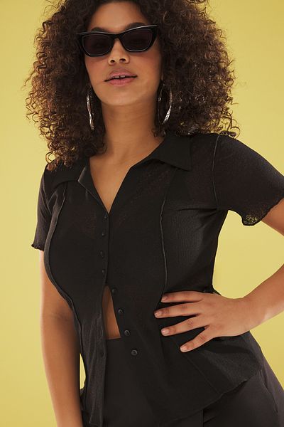 Trendyol Curve Schwarze, durchsichtige, körperbetonte, dehnbare Strickbluse mit Hemdkragen in Übergröße TBBSS25AF00061