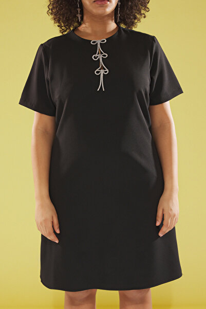 Trendyol Curve Μίνι υφαντό κοντομάνικο φόρεμα μεγάλου μεγέθους με αξεσουάρ μαύρης πέτρας φιόγκος TBBSS25AH00099