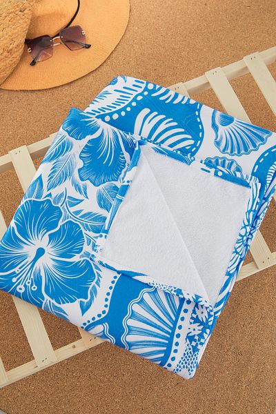 Trendyol Collection Blaues Strandtuch mit tropischem Muster TBESS25PH00000