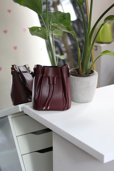 Moom Bag حقيبة كتف نسائية ذات حزام برباط باللون العنابي