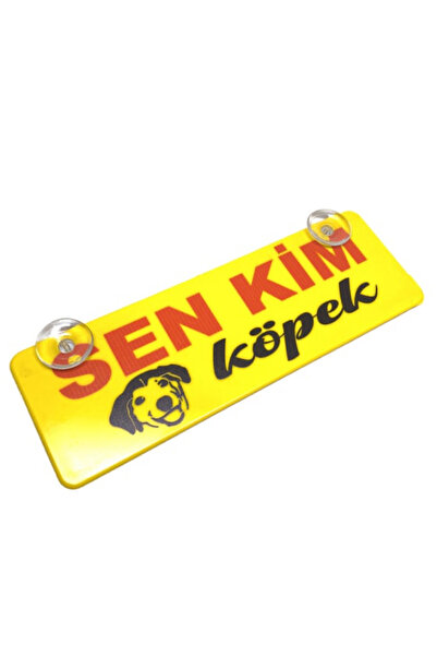 Genel Markalar Sen Kim Köpek Yazılı Sarı Dekor Plaka Vantuzlu Cam Süsü 22x7.5cm