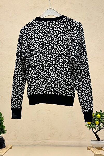 sahnemoda Світло-сірий светр з леопардовим принтом та круглим вирізом