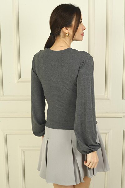 By Saygı Γυναικεία μπλούζα λύκρα με λαιμόκοψη σε σχήμα V και ελαστικά μανίκια