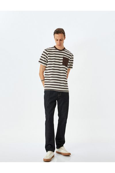 Koton Kurzärmliges, gestreiftes T-Shirt aus Baumwollmischung mit Rundhalsausschnitt und Taschendetail in normaler Passform