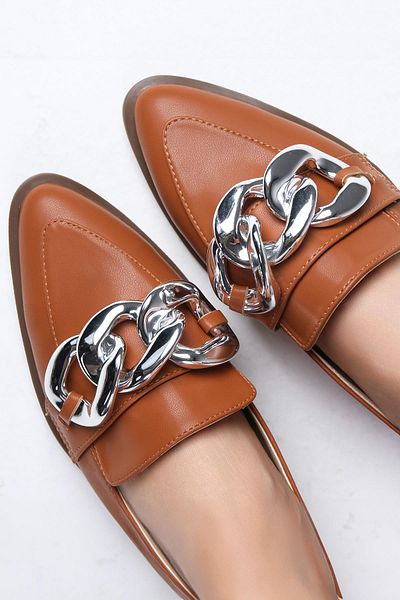 Mio Gusto Gianna Tan Color Chain Accessory Damen-Loafer für den Alltag, flache Schuhe