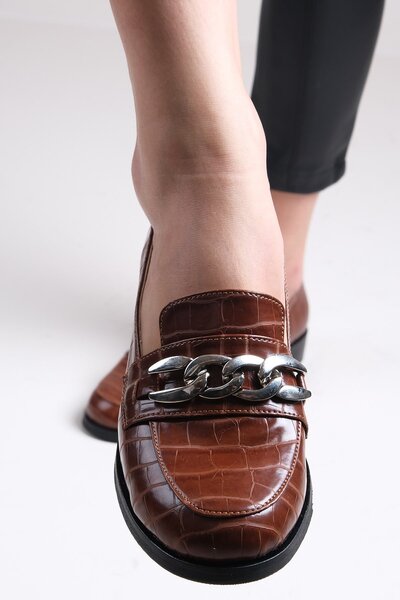 Mio Gusto Brown Crocodile Patterned Women's Casual Oxford Flat Shoes with Chain Accessories
