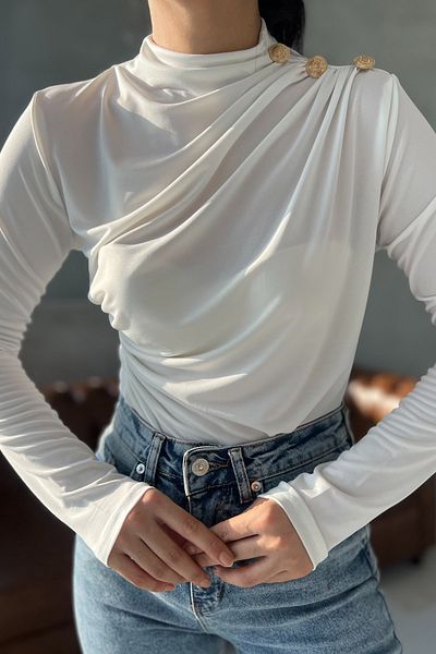 Seda Yalçın Atelier بلوزة بأزرار ذهبية على الكتف من Ecru