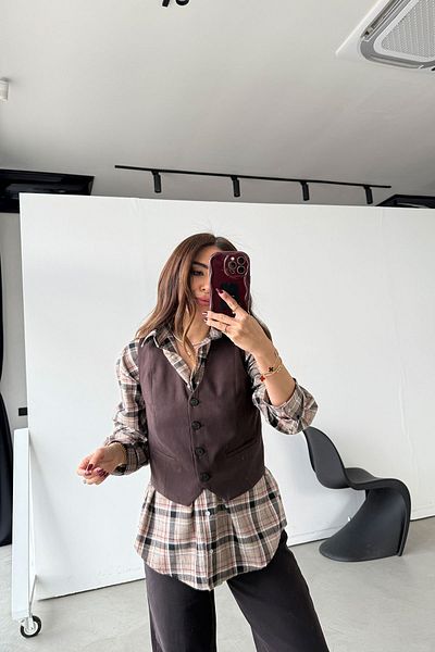 Özge Özgenç Велурена жилетка с четири копчета