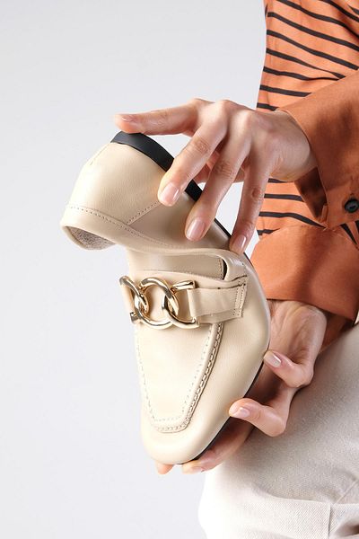 Mio Gusto Dakota Genuine Leather Skin Color Chain Accessory Blunt Toe Women's Loafer Shoes