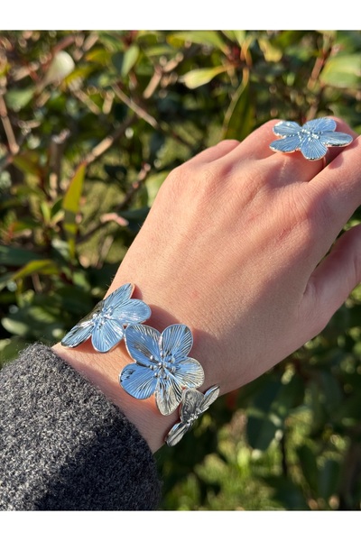 selvi wear with love سوار إنتاج كوري أنيق بنمط زهرة فضية اللون