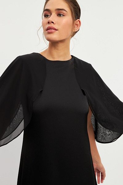 Setre Rochie midi neagră cu decolteu și pelerină