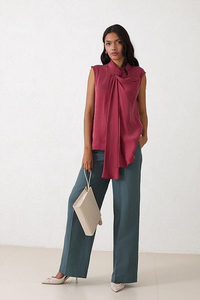 Setre Burgundy Neck Detailed Sleeveless Relaxed Fit Blouse