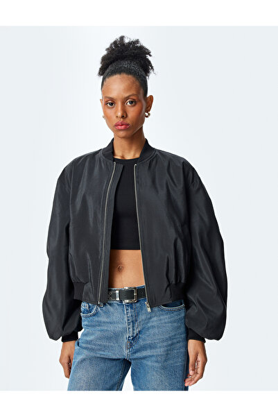Koton Glänzende Crop-Bomberjacke mit Collegekragen und drapiertem Rücken