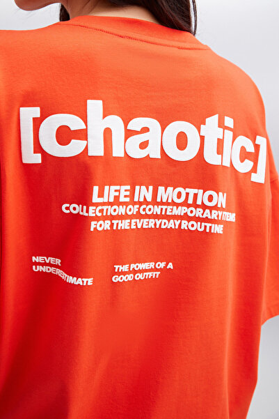 GRIMELANGE ARCADIA női 100% organikus pamut piros póló hátsó és elülső részén felirattal