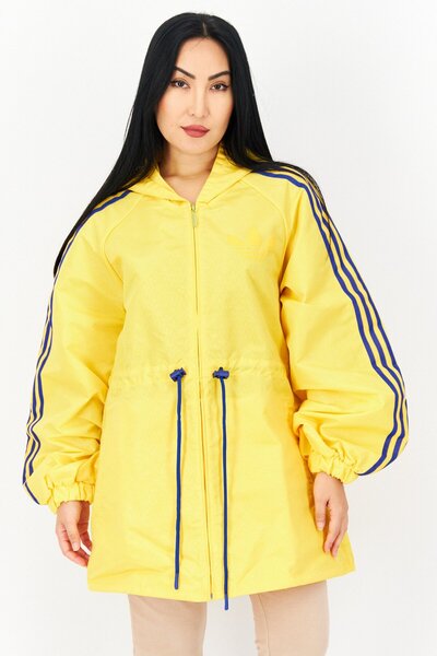 adidas سترة رياضية نسائية بأكمام طويلة ومزينة بشعار الماركة، باللون الأصفر