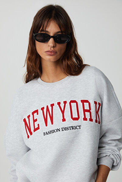 GRIMELANGE Дамски суичър с големи размери на Jordin S с отворени рамене Grimelange - дълъг ръкав, кръгло деколте и детайли с бродерия