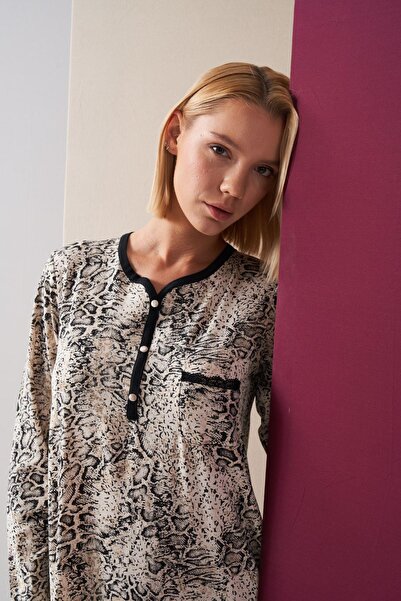 PJS 26024 Жіноча нічна сорочка з довгими рукавами, з мереживними деталями та візерунком