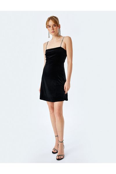 Koton Mini-Samtkleid mit Kristallstein-Stickerei und dünnen Trägern