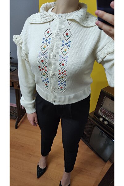 Robin KADIN KREM RENK ÖRGÜ YAKA DETAYLI KISA BOY CROP STD BEDEN (34-40 BEDEN) DÜĞMELİ ŞIK KAZAK