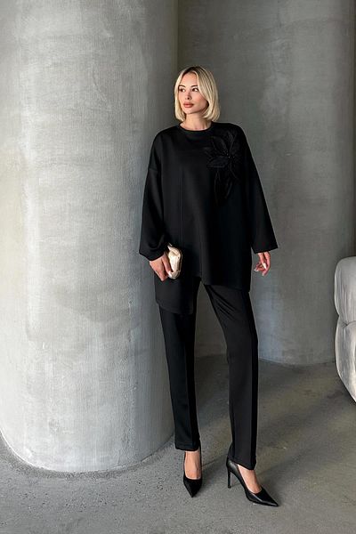 Olcay Țesătură Scuba neagră - Set tunică și pantaloni cu aplicații florale 7945-TK