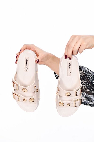 CAPRİ MODA Γυναικείες παντόφλες με μεταλλική λεπτομέρεια διπλής πόρπης Μεσαία βάση