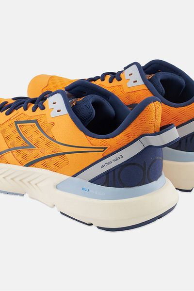 Diadora حذاء رياضي برباط من Mythos Blushield Volo 3 للرجال، برتقالي اللون
