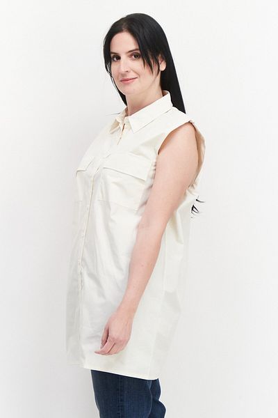 Noisy May Women Petite Spread Collar Sleeveless Solid Top, Beige
