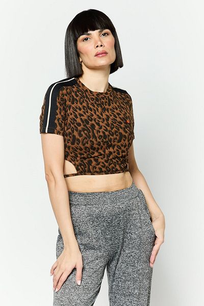 Ellesse بلوزة نسائية بطبعة حيوانية وأكمام قصيرة ورقبة دائرية، لون بني