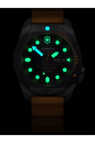 Victorinox Mens Watch 241996, Automatic, 43mm, 30ATM