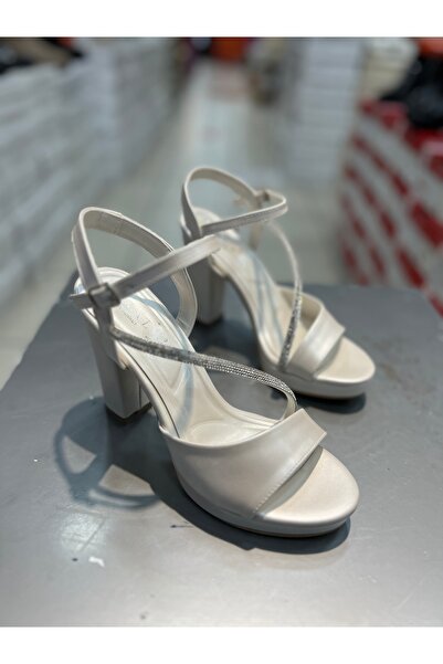 Hacıoğlu Ayakkabı حذاء سهرة نسائي بكعب عالٍ من Serrace