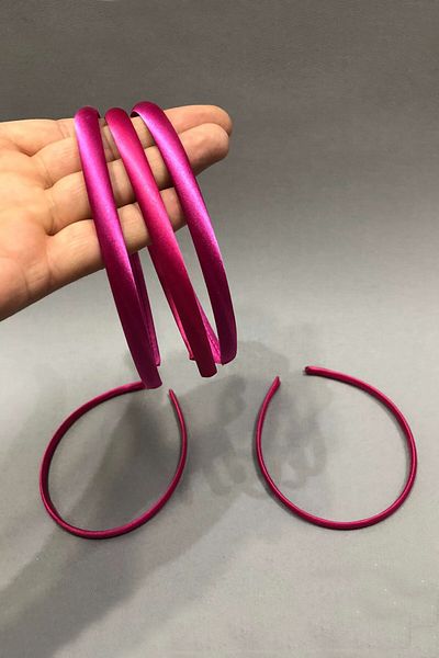 Hayalperest boncuk Coroana din satin de culoare fuchsia