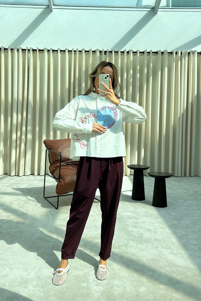 Qaju Жіноча сорочка оверсайз з вишивкою у вигляді половини серця