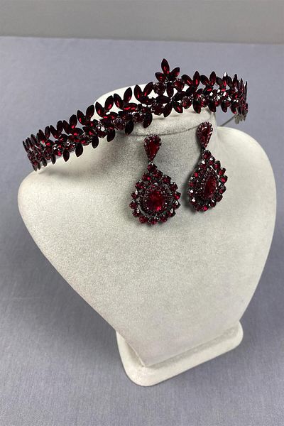 Hayalperest boncuk Coroană și cercei cu picătură Vera Bride Henna, subțire, elegantă, roșu Claret