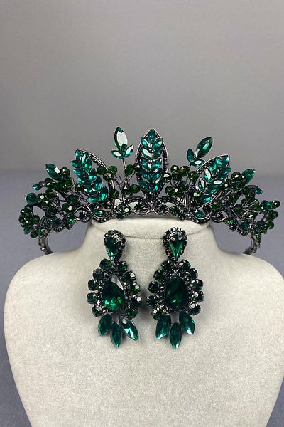 Hayalperest boncuk Green Bead Embroidered Bridal Henna - Crown and Shuttle Drop Earrings