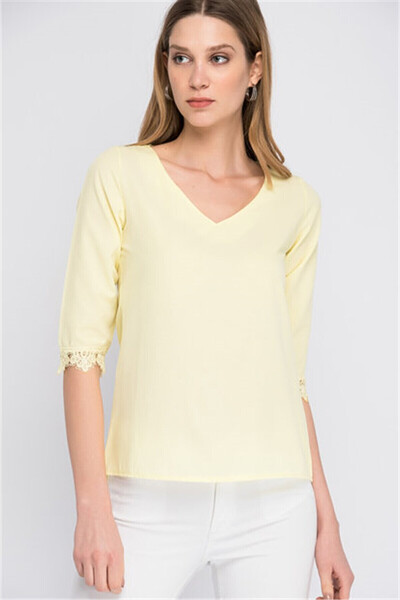 Cotton Mood 8129314 بلوزة بياقة على شكل حرف V مع أكمام من الدانتيل والتول ورب...