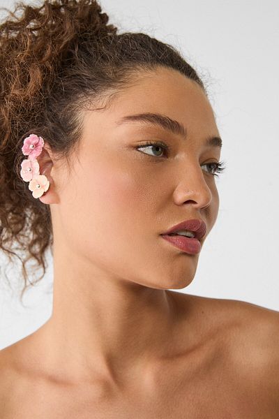 Stradivarius Flower ear cuff