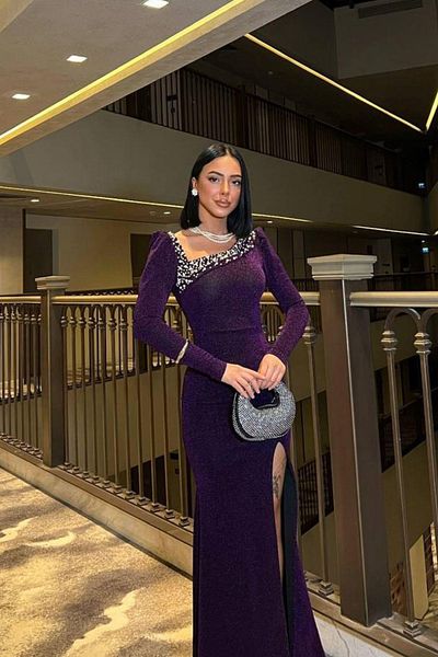 Mossta فستان سهرة باللون الأرجواني مع فتحة رقبة غير متماثلة وتفاصيل حجرية