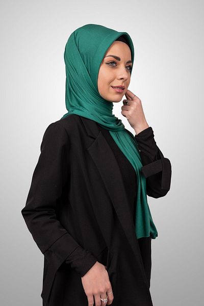 Şalcenneti.com Γυναικείο Hijab Πρακτικό χτενισμένο βαμβακερό σάλι με σφουγγάρι στο μπροστινό μέρος έτοιμο φουλάρι σμαραγδί πράσινο χρώμα