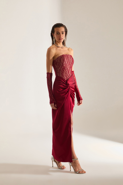 BETTY & SAM Melissa Dantel Saten Straplez Koyu Kırmızı Gece Elbisesi